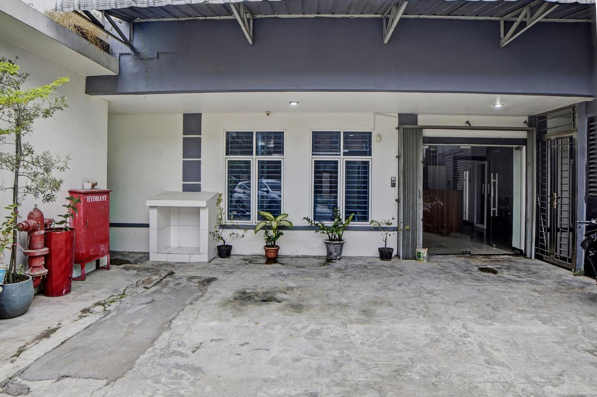 Spot On 92822 Finest House Near Amplas Bus Terminal เมดาน ภายนอก รูปภาพ